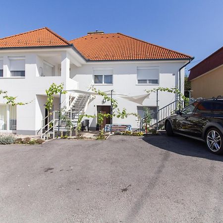 Deli Terasz A Apartman Free Parking, Self-Check-In Anytime Gyor Ngoại thất bức ảnh
