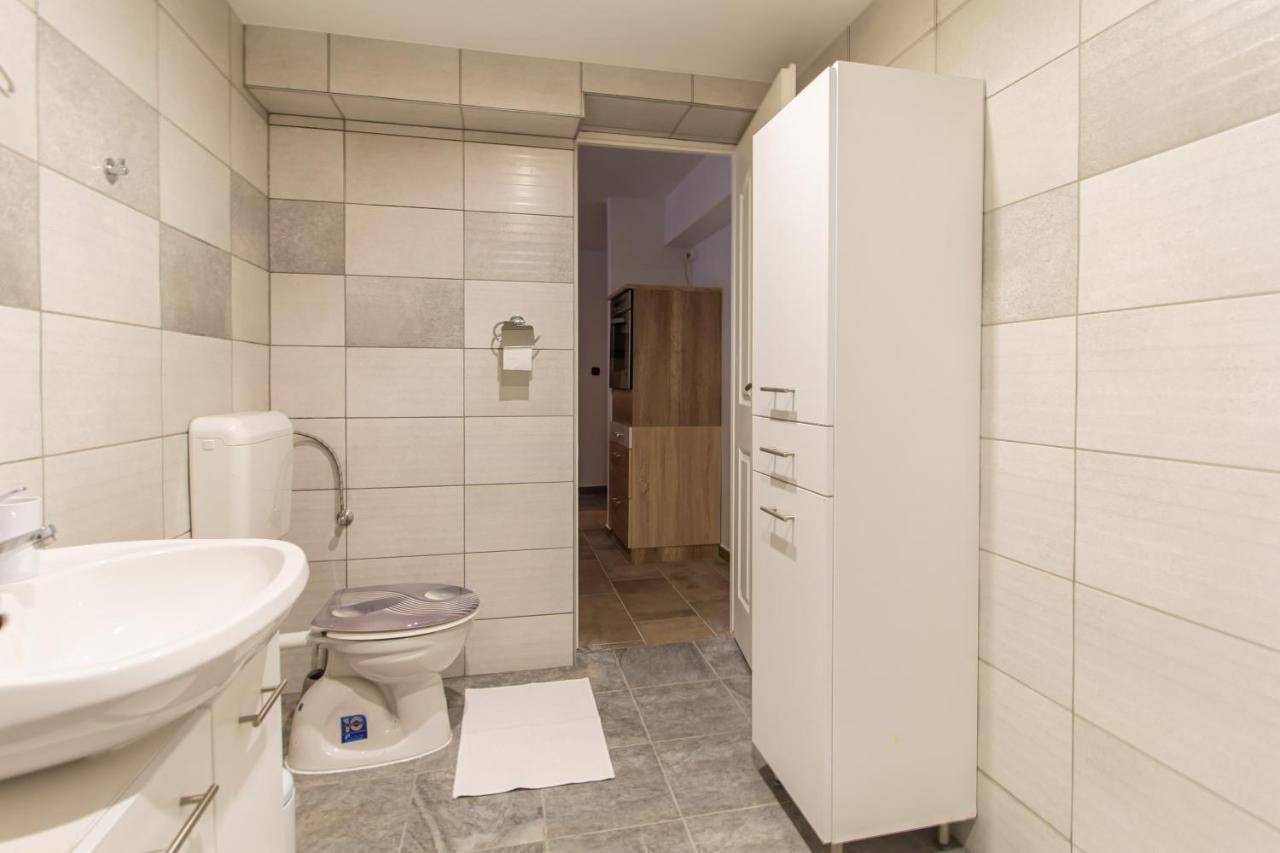 Deli Terasz A Apartman Free Parking, Self-Check-In Anytime Gyor Ngoại thất bức ảnh