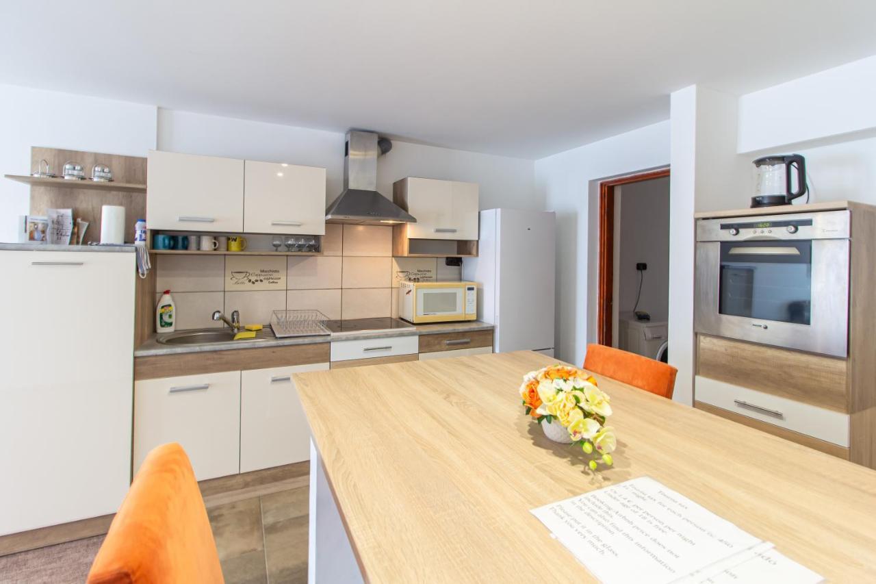 Deli Terasz A Apartman Free Parking, Self-Check-In Anytime Gyor Ngoại thất bức ảnh