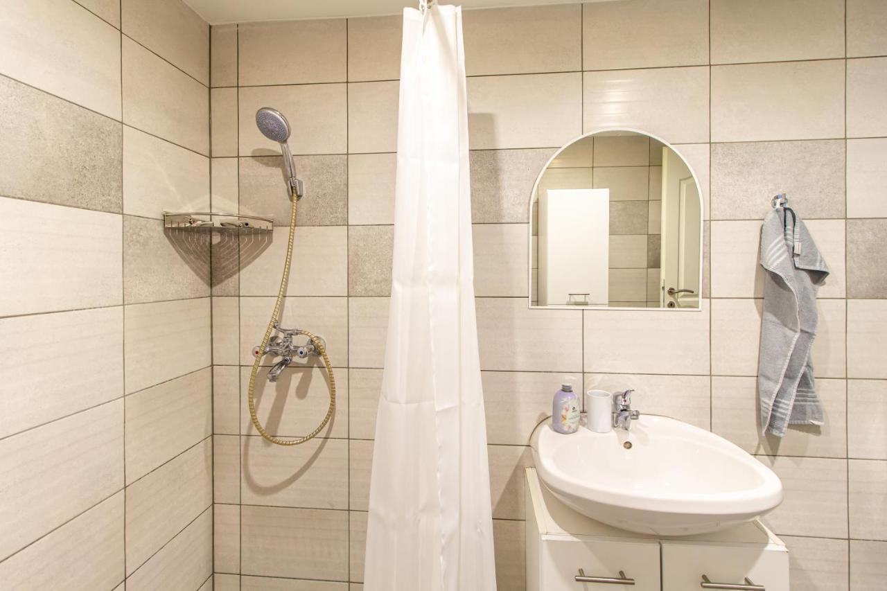 Deli Terasz A Apartman Free Parking, Self-Check-In Anytime Gyor Ngoại thất bức ảnh