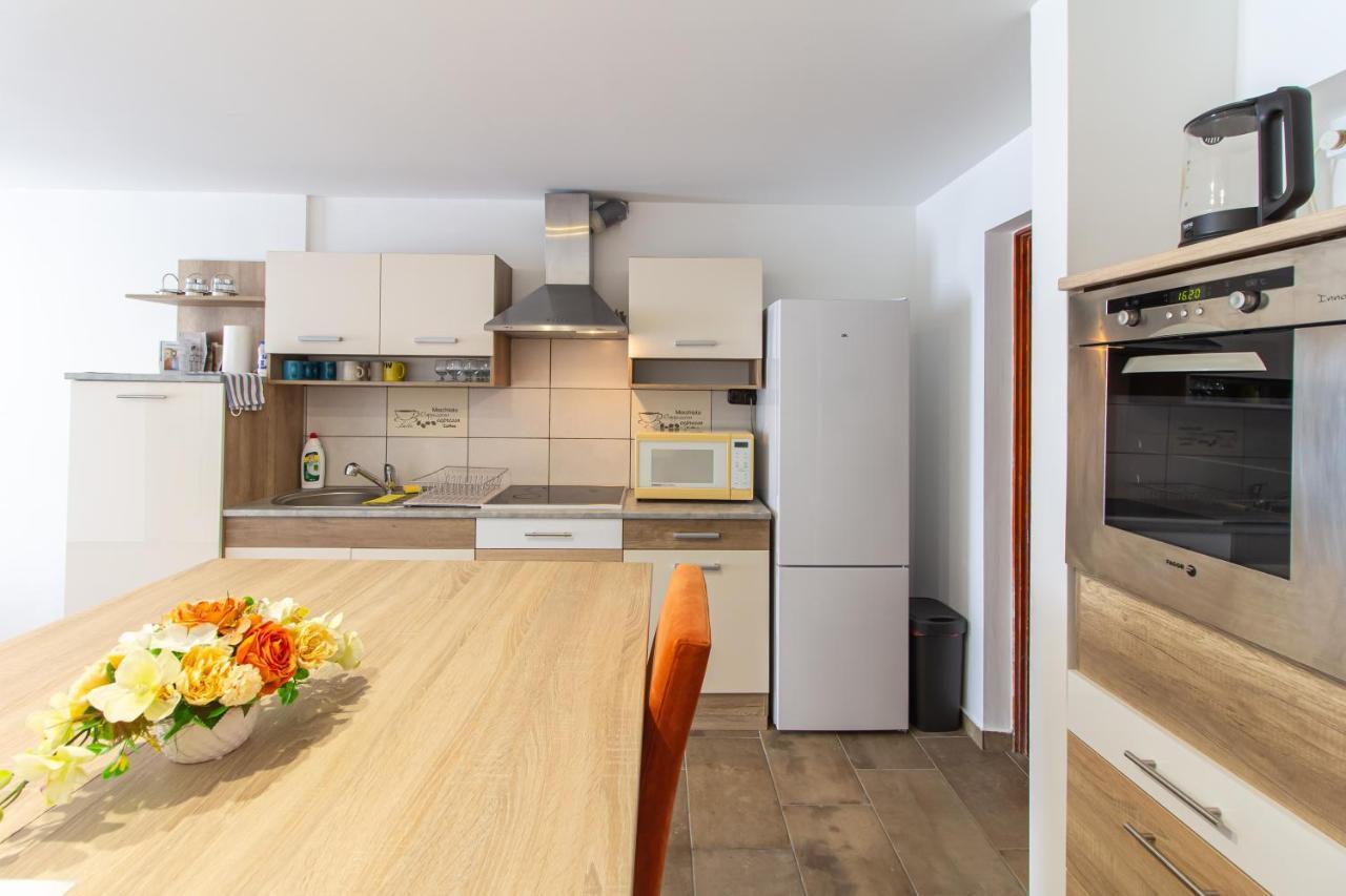 Deli Terasz A Apartman Free Parking, Self-Check-In Anytime Gyor Ngoại thất bức ảnh