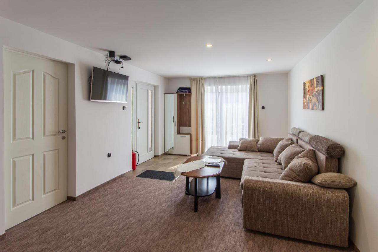Deli Terasz A Apartman Free Parking, Self-Check-In Anytime Gyor Ngoại thất bức ảnh