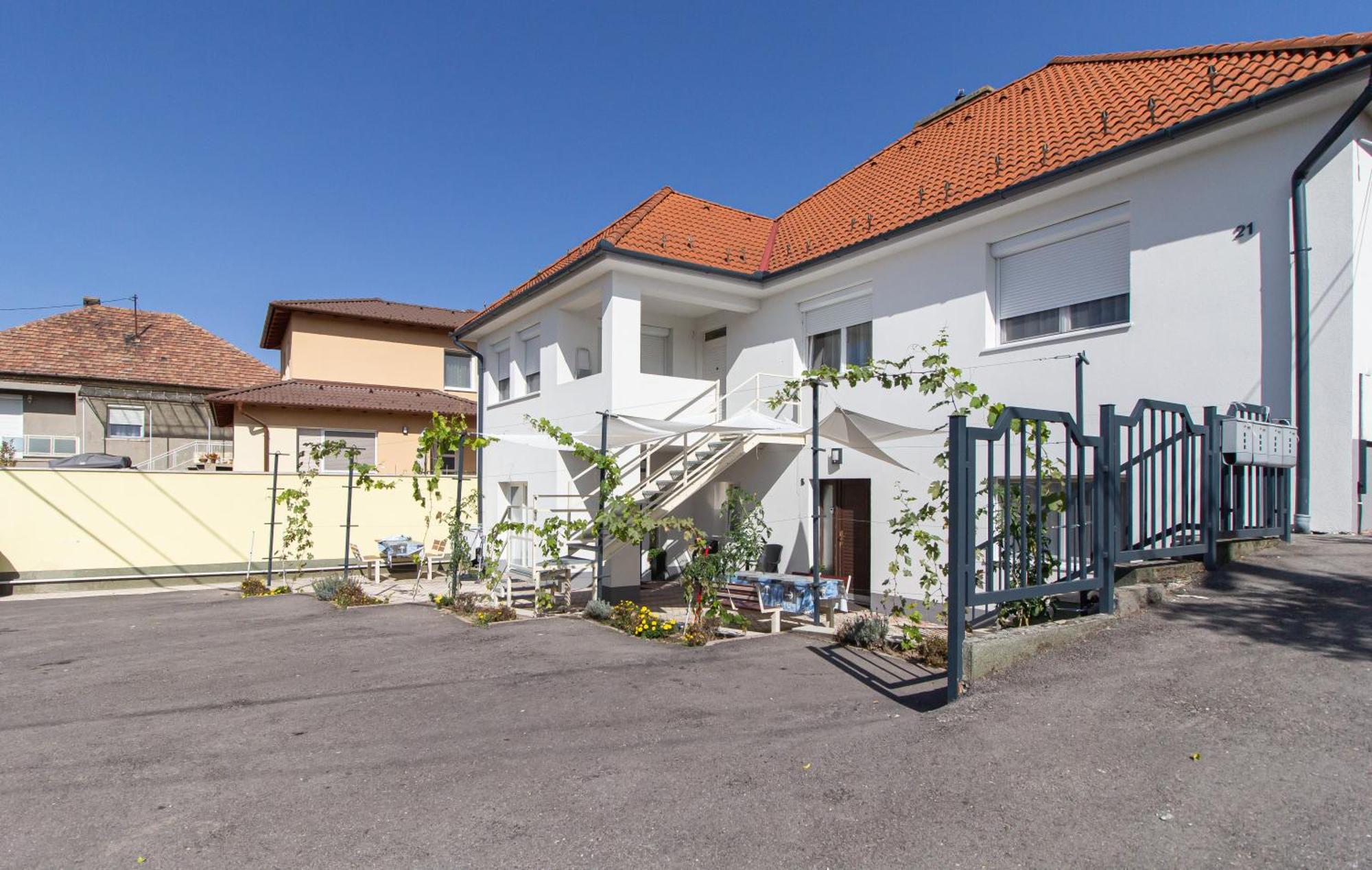 Deli Terasz A Apartman Free Parking, Self-Check-In Anytime Gyor Ngoại thất bức ảnh